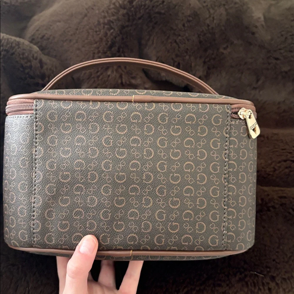 Guess designer makeup bag - Picture 4 of 6
